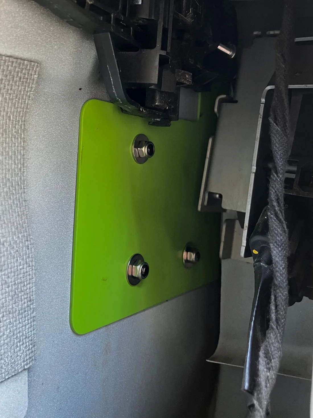 Anti-peel reinforcement plate fitted inside a van door